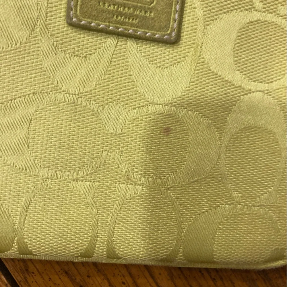 Coach Signature C Wristlet- green/yellow